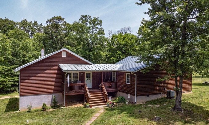 Luray Cabin | NEW Modern Cabin in Luray: Firepit, Allows Dogs, NEW Hot Tub, 5 acres, Game Room