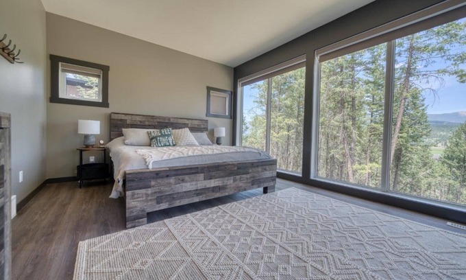 East Kootenay Cabin | New modern cabin in the woods at Lake Kookanusa and near Fernie and Kimberly