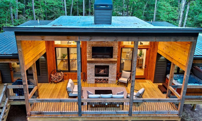 McCaysville Cabin | NEW Modern Cabin! n2 King suites, hot tub, fire-pit and 2 fireplaces!