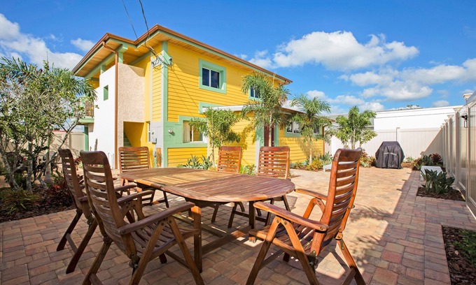 New Smyrna Beach Apartment | New Modern Designer 2BR, 1BA Next To Intercoastal Access. Boat Parking Avail.