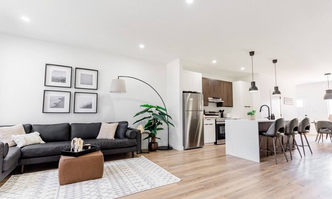 Winnipeg House | *New & Modern Home | Free Parking | 5 mins Downtown*