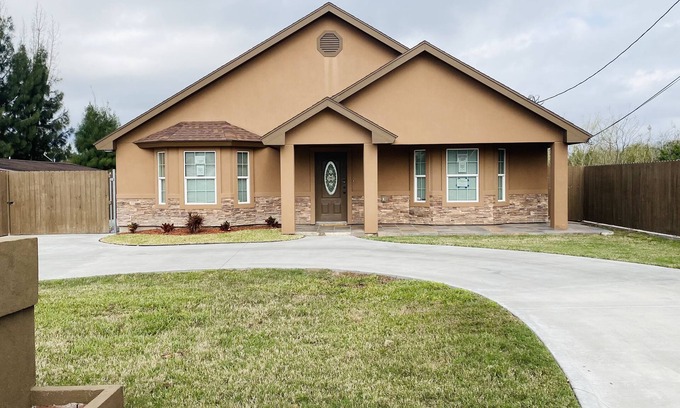 Brownsville House | New Modern House near Hospital , shopping centers with backyard and Resaca view.