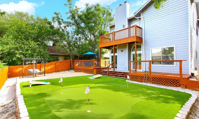 Braun's Farm House | New ! Modern House with Jacuzzi & Mini-golf by Six Flags/SeaWord/UT SA