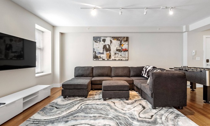 Downtown West Condo | New! Modern King Bed Condo Near Busch Stadium
