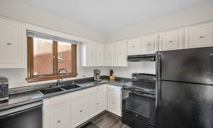 Bedford Apartment | NEW! Modern Loft 15 Min to Downtown Toledo