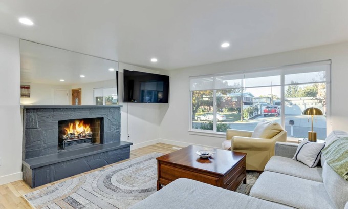 Murray House | NEW! Modern Mountain 5BR Getaway, 15-40 minutes from 7 ski resorts Sleeps 12