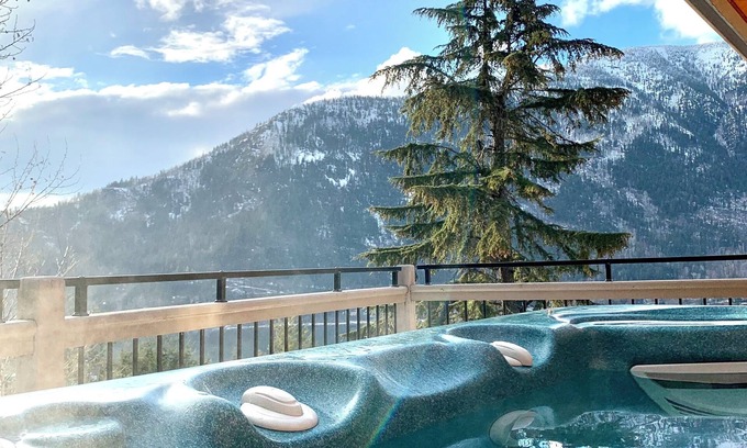 Nelson Ski Chalet | NEW Modern Mountain Haven | Luxe View, Sauna, Hot Tub & Fireplace