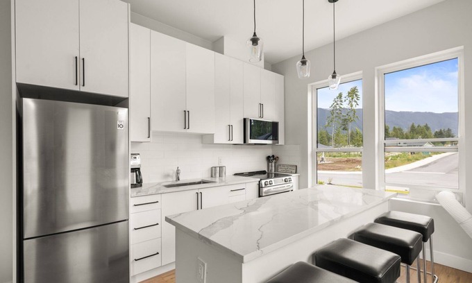 Lake Cowichan House | New! Modern Private 1 Bedroom Suite, Cowichan Lake, Minutes Drive from Lake & Town Core!
