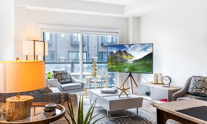 North York House | New Modern Private Bedroom in a Luxury Town Home D