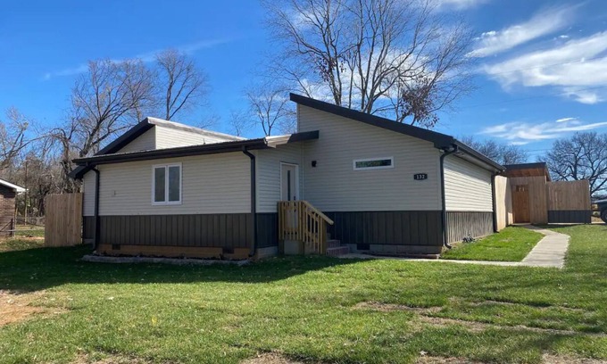 Clarksville House | New modern ranch close to base