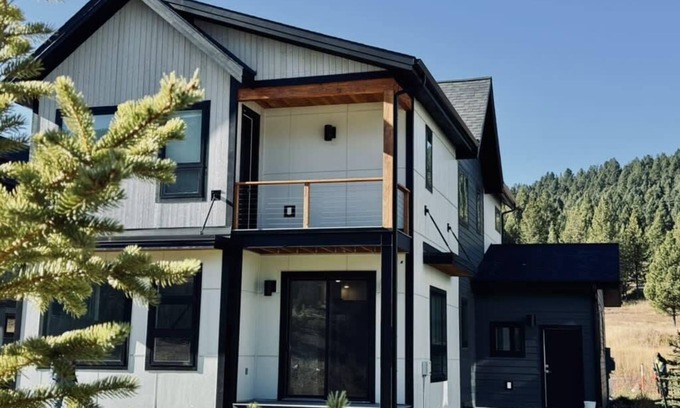 Gallatin Gateway House | New Modern Residence w/ Hot Tub @ Aspects Big Sky
