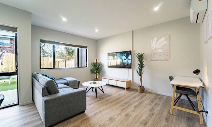 Sunnyhills House | New Modern Sunnyhills Town House | Wi-Fi & Netflix
