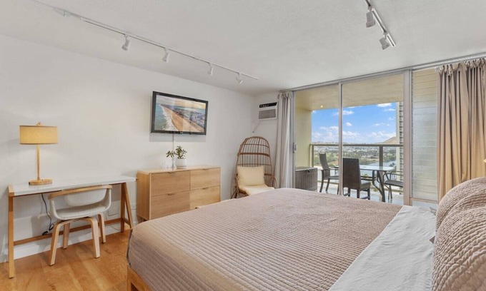 Waikiki Apartment | [New] Modern Waikiki | AC, Beach Gear, Pool, Lanai