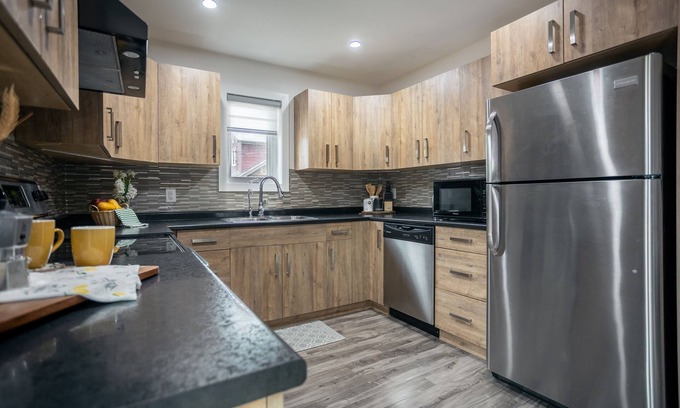 Winnipeg House | New Modern Winnipeg Home-4 Bedrooms, 3 Bath, WiFi, Work area