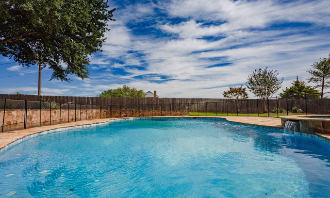 Robinson House | NEW! Moonlight Manor- Pool & Hot Tub- Just minutes from Downtown Waco