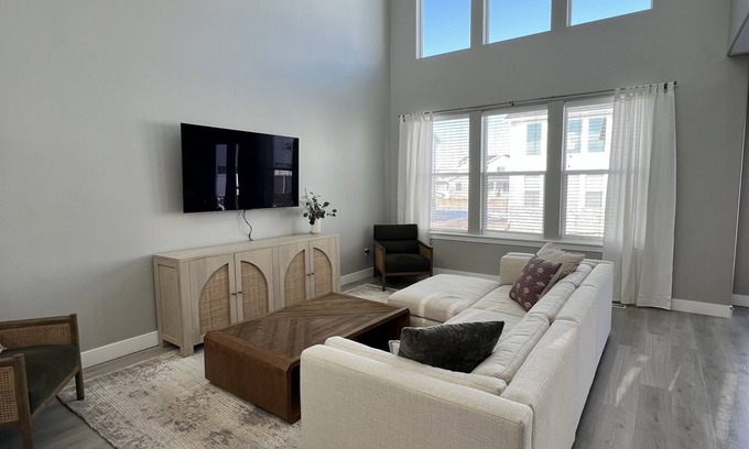 Springville House | -NEW- Mountain Views & Natural Light