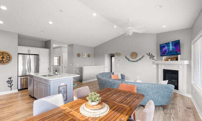 Waukee House | New Neoteric Neighborly Notable Spacious 5-bedroom House w/3 Car Garage & Pool