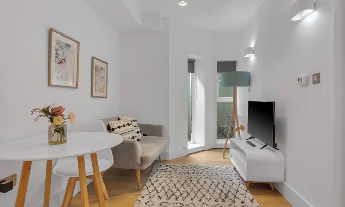 Hammersmith Broadway Apartment | New One Bed Apartment in Lena Garden Hammersmith