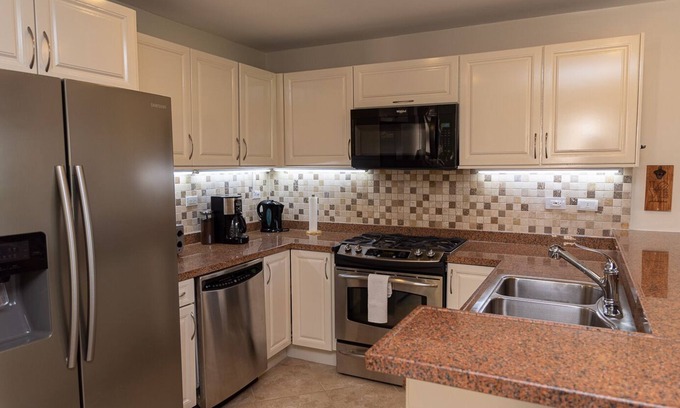 Esmeralda Condo | NEW -Palm Breeze Retreat-
