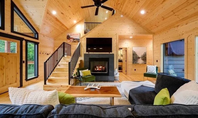 Broken Bow Cabin | New Playground! Modern Hochatown Cabin Sleeps 9, S'mores, Hot Tub, Kid-Friendly!