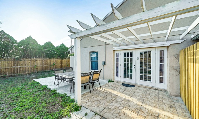 Seven Springs Homes Apartment | New Port Richey Retreat w/ Yard: 7 Mi to Beach