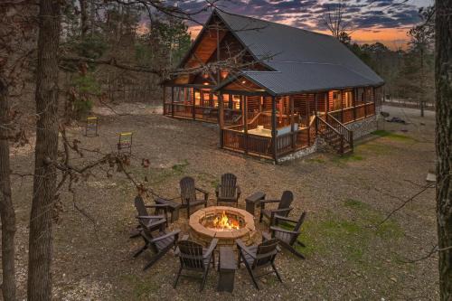 Hochatown House | NEW Prime Cabin Hot Tub-Firepit-Safari Sleeps 8