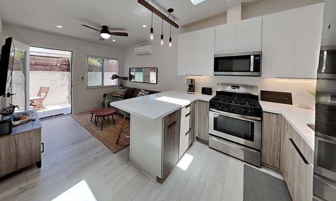 Clairemont Mesa West House | New Private Guest House with Queen bed, Laundry, Tub, Full Kitchen