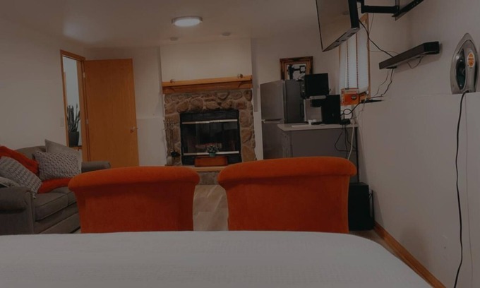 Forestview Apartment | NEW! Private Guest Suite 5 min from MDW Airport!