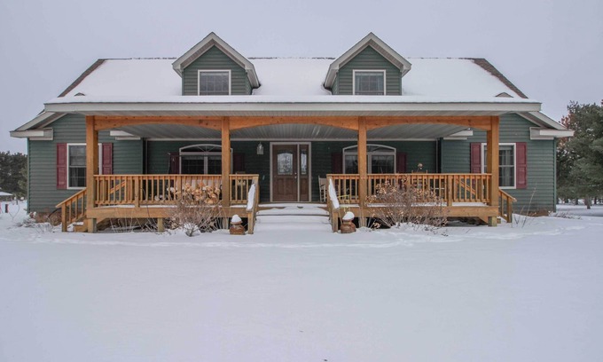 Hackensack House | NEW! Quaint Farmhouse w/ Deck, Fire Pit & Grill!