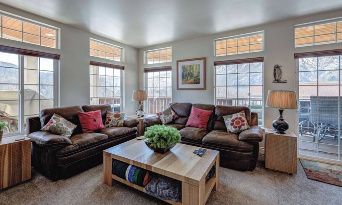 Downtown Leavenworth Condo | NEW - Raven's Nest - DT Leavenworth