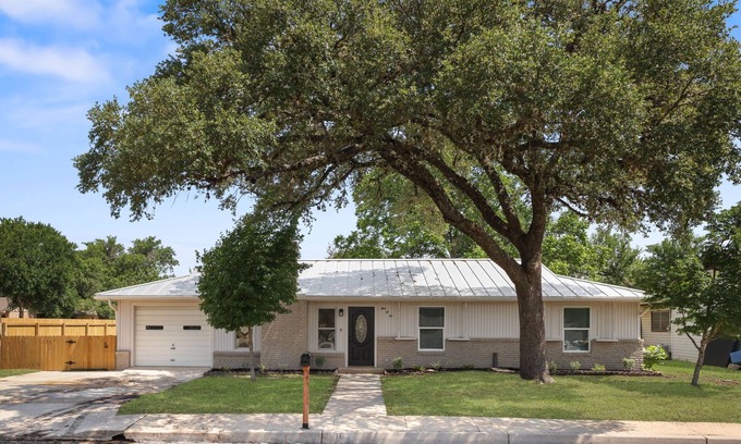Boerne House | NEW remodeled Charming Home. 3-bedroom/2 full bath close to downtown Boerne.