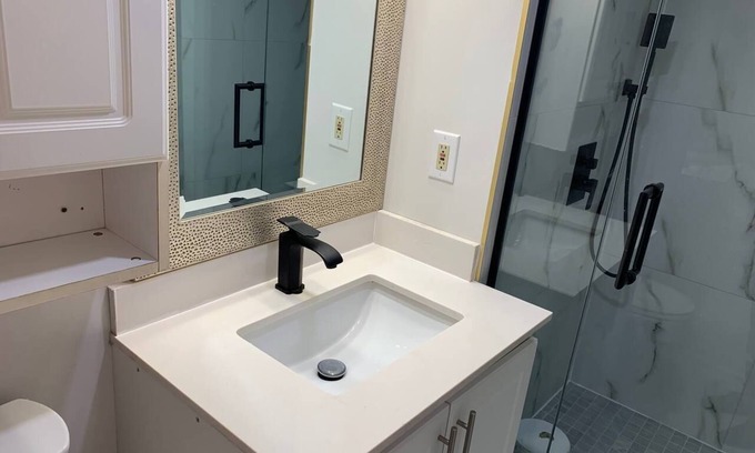 Richmond Hill House | New Renovated 1 bedroom apartment basement