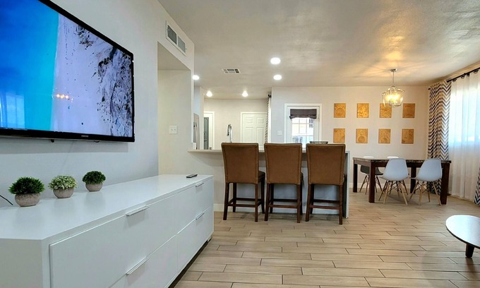Biggs Field House | New Renovated Corner Sleek Home 3Br 2Bth near I-10, Del Sol Hospital & Fountains