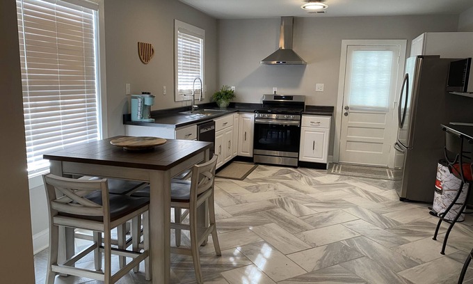 Whitehaven House | New renovated cottage near Graceland and Beale Street