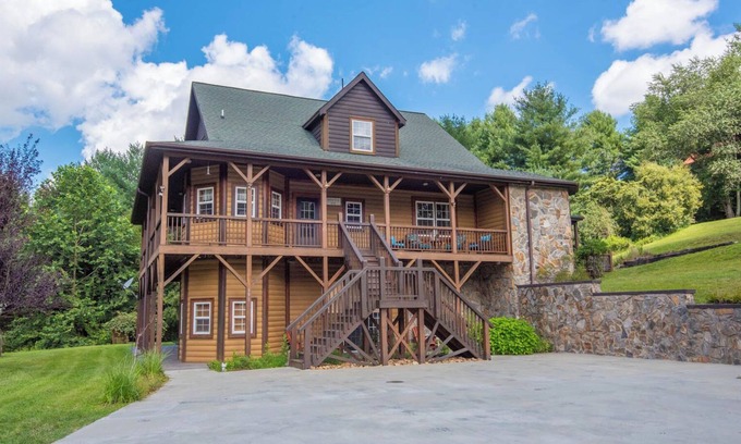Piney Creek Cabin | New River Log Cabin - Hot Tub - River Access - Game Room!