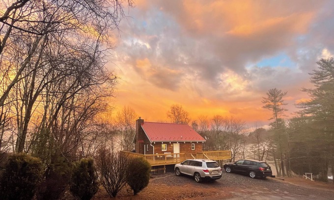 Crumpler Cabin | New River mountain cabin, sleeps 9
