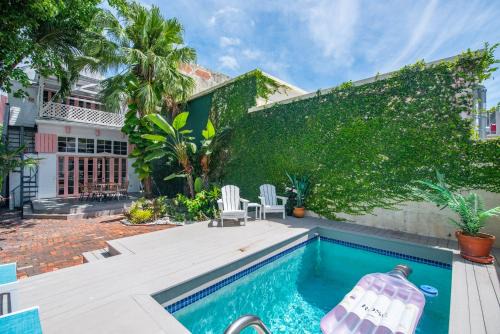 Historic Seaport Apartment | New Rose Petal Petite Suite - Pool & Parking