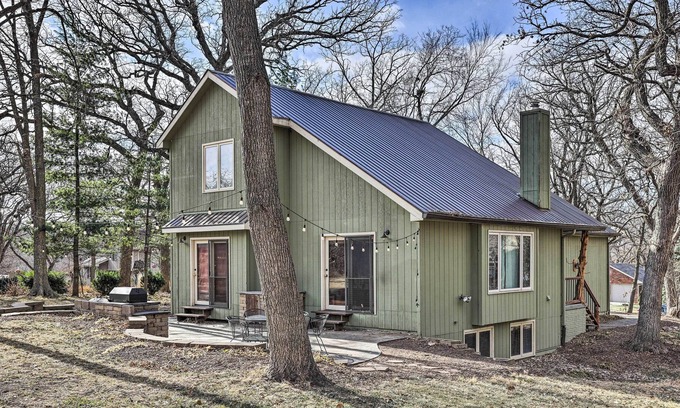 Gretna House | NEW! Rustic Family Home w/ Grill, 25 Mi to Omaha!