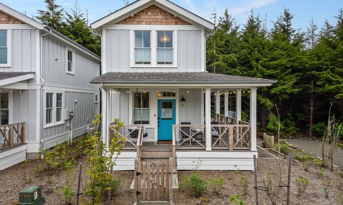 Seabrook House | *New* Seabrook's Robins Nest: Dog Friendly, Hot Tub!