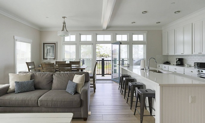 Seabrook House | *New* Seabrook's Urban Ocean: Downtown Location!
