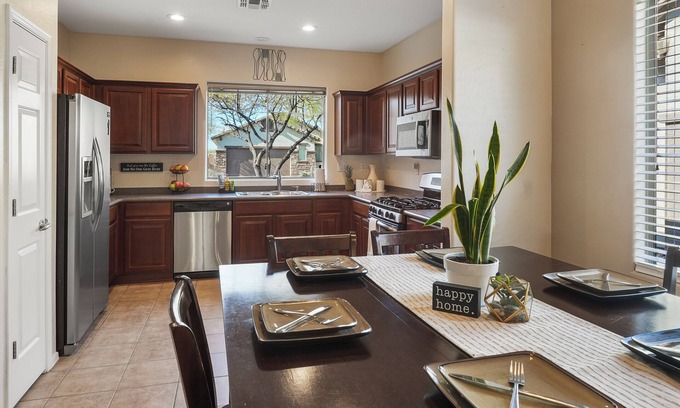 Anthem House | New!- Seasonal Stays-Country Club - Peaceful & Private Yard