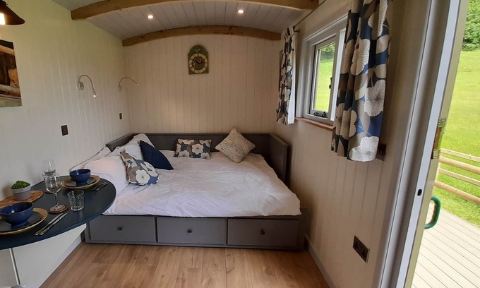 Llansadwrn Apartment | New Shepherd'shut in peaceful eco location