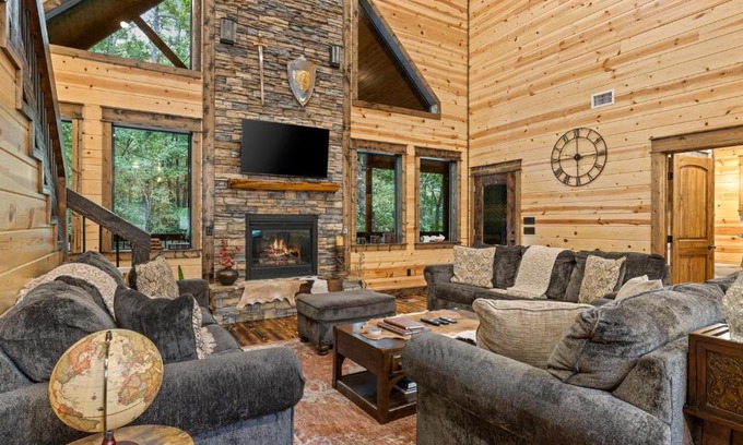 Broken Bow House | New! Sherwood Chateau - Borders National Forest, 1 mile to Lake, Secluded!
