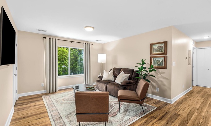 Roseville Apartment | New! Spacious 1BR King Suite, Prime Location