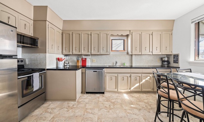 Saskatoon House | New SPACIOUS 2-Bedroom House w/Fireplace + BBQ :)