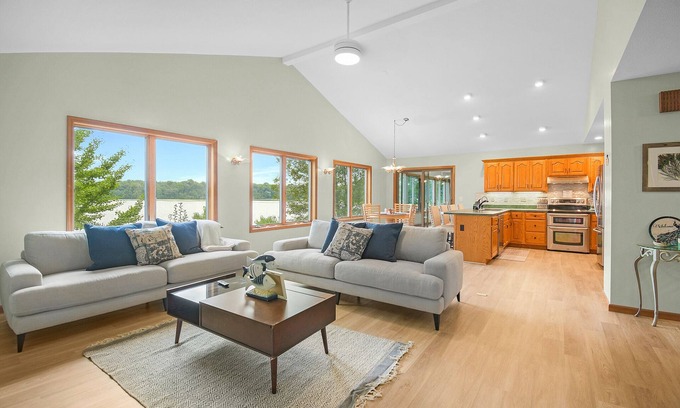 Athens House | NEW Spacious Lakehouse Retreat +private pier