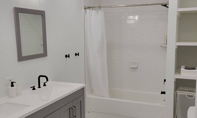 Mapleton Apartment | New, Spacious & Modern Apt close to Universities & Mountains