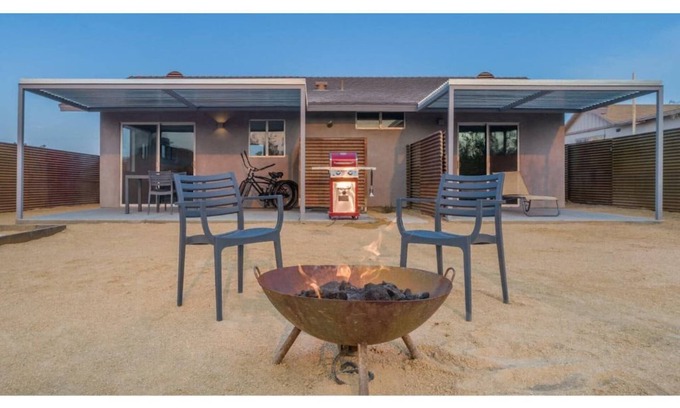 Joshua Tree House | *NEW* Split Rock Cottage | Hot Tub | One Block From Joshua Tree Village