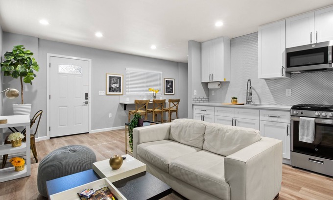 Sacramento Apartment | *New* Studio - Walk to Golden 1 | Old Sac | DOCO
