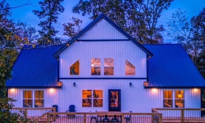 Lindseyville House | "New! Stunning Nolin Lake Luxury Cabin! Hot Tub, Game Room, Fire Pit & More!"